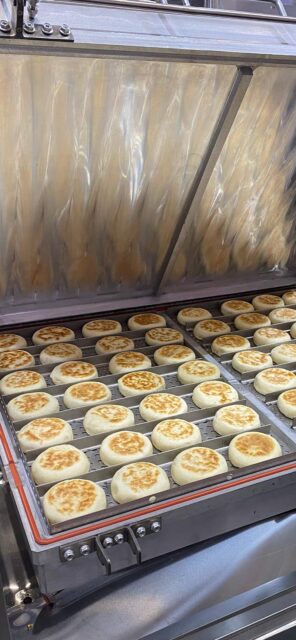 Automatic flipping electric griddle for batch pancakes and bacon 02