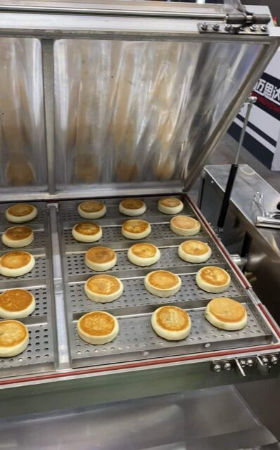 Automatic flipping electric griddle for batch pancakes and bacon 03